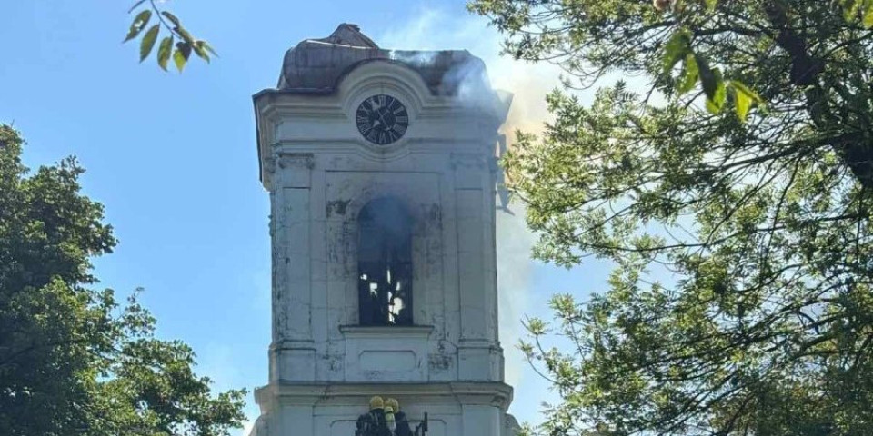 Urušio se deo crkve: Stravični snimci požara kod Zrenjanina, kupola pravoslavnog hrama potpuno uništena (FOTO/VIDEO)