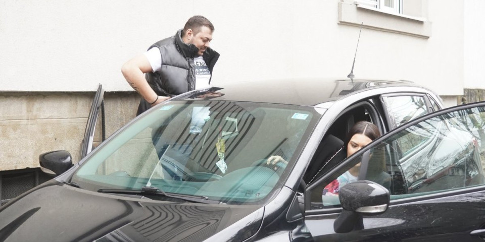 Sloba Vasić napustio Lazu: Pevač se krije iza naočara, njegova žena poručila samo jedno