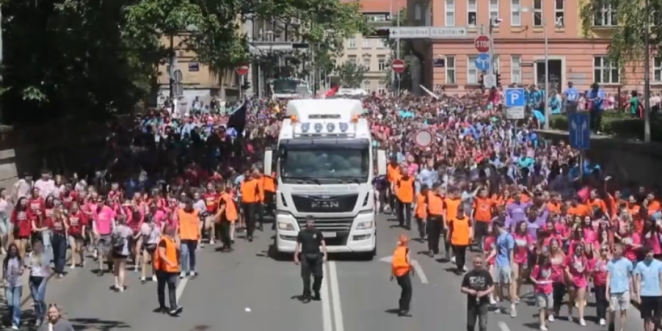 Zadojeni zločinačkom ideologijom! Maturanti u Zagrebu skandirali "Ajmo, ajmo, ustaše"