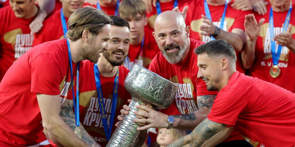 Emotivno do koske na "Marakani"! Pogledajte šta je dočekalo igrače Zvezde na dodeli pehara (VIDEO)