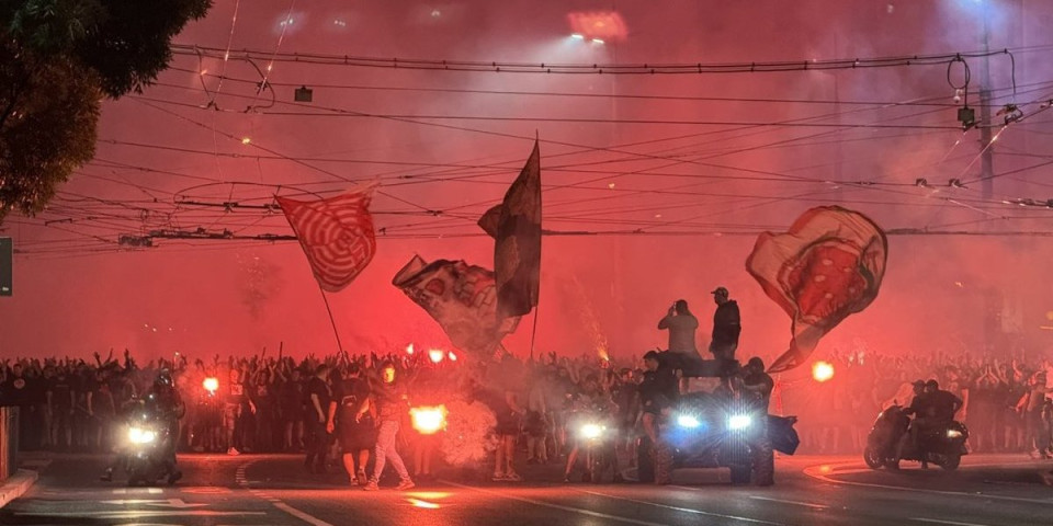 Fešta na Slaviji: Navijači Crvene zvezde krenuli prema Kalemegdanu (VIDEO)