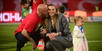 Pogledajte suprugu Dejana Stankovića: Sa Anitom i ćerkicom slavio titulu (FOTO)