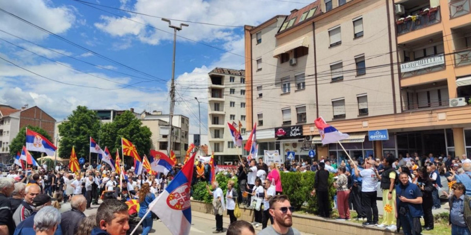 Veličanstveni prizori iz Kumanova! Hiljade ljudi uz Vučića - transparenti "Srbija pobeđuje" odjeknuli regionom (FOTO/VIDEO)
