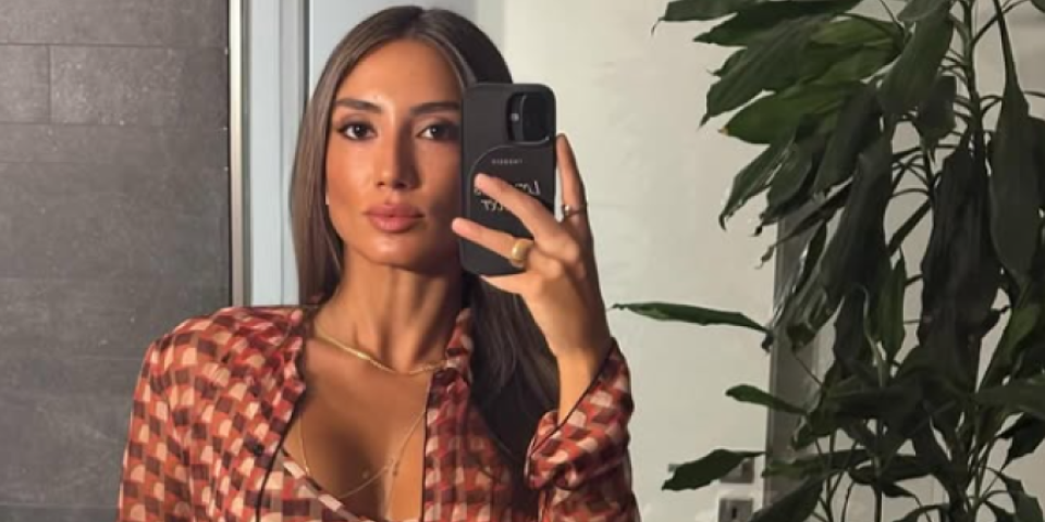 Seksi Turkinja nudi i ne štedi, a igrači stoje u redu i odbijaju (VIDEO)