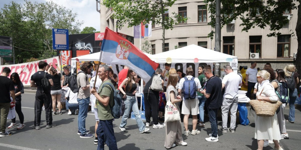 Slika i prilika blokadera! Čuje se najava da pristižu građani, a onda kreće agresivan haos i brutalne parole!(VIDEO)