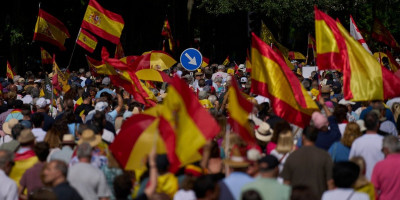 Haos na ulicama Madrida: Hiljade ljudi traže hitnu ostavku Pedra Sančeza! (FOTO)