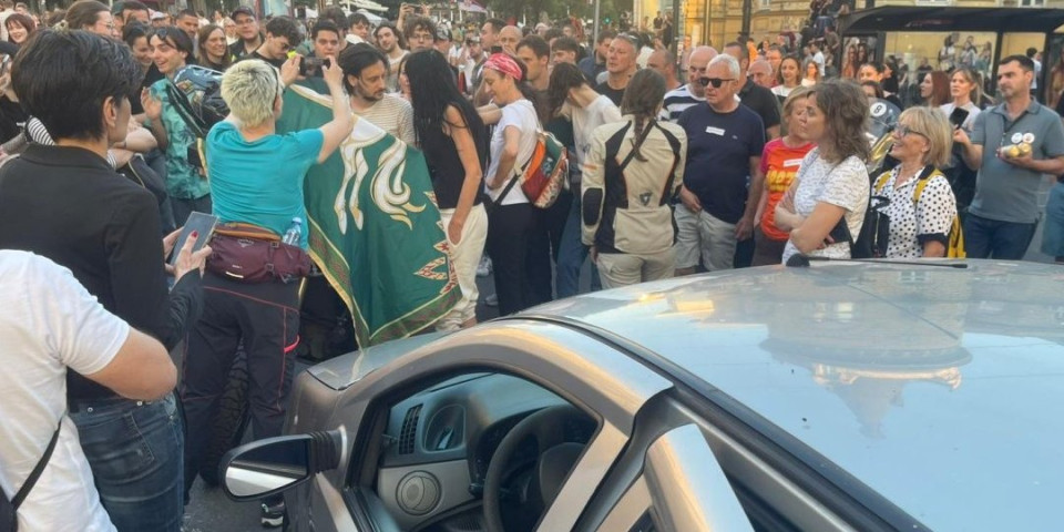 Blokaderi, zar vam ništa nije sveto?! Pogledajte poruku koju su ostavili majci sa bebom (FOTO)