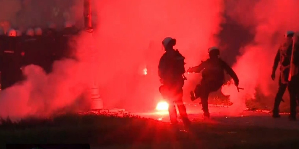 Blokaderski terorizam: Ovako je krenuo napad na policiju - topovski udari, baklje (VIDEO)