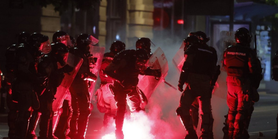 Krucijalni snimak: Ovde se jasno vidi kako su blokaderi napali srpsku policiju (VIDEO)