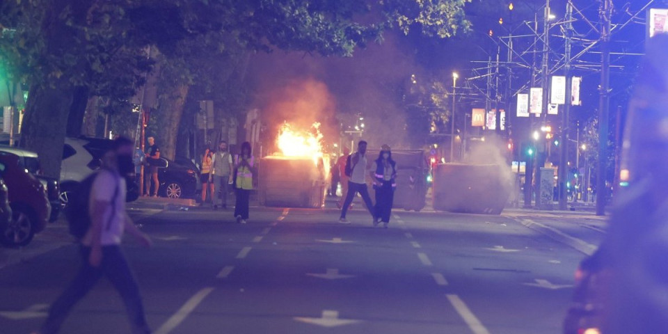 Horor na protestima! Blokaderi brutalno napali i opljačkali radnika Parking servisa