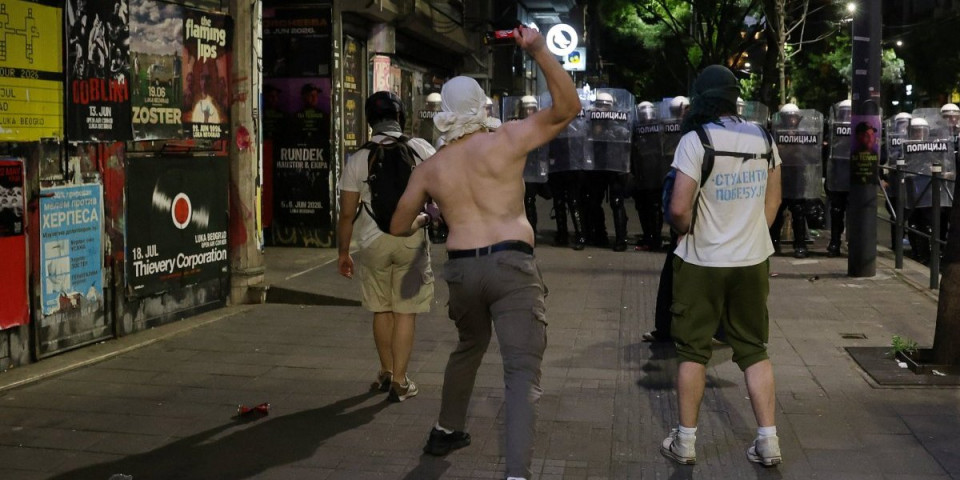 Beograd kao ratna zona: Blokaderi siledžije divljaju, demoliraju grad - usred haosa i dete (FOTO/VIDEO)