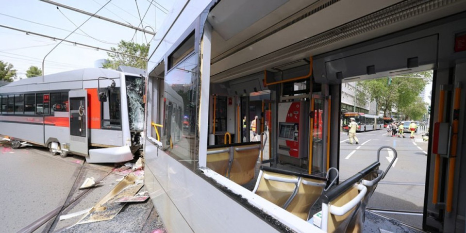 Stravična nesreća u centru Dizeldorfa: Ima teško povređenih nakon direktnog sudara tramvaja