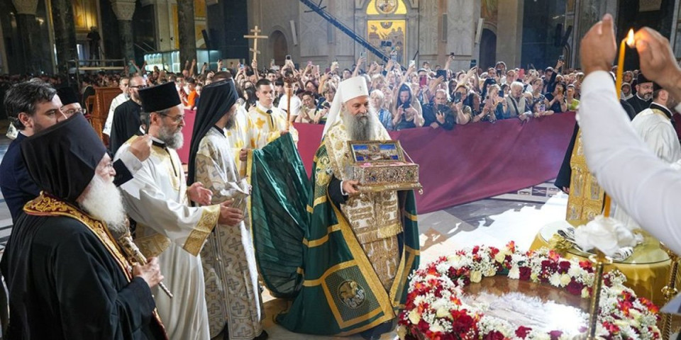 Reka vernika ispred Hrama Svetog Save: Večeras bdenije i ponoćna liturgija koju služi patrijarh Porfirije!