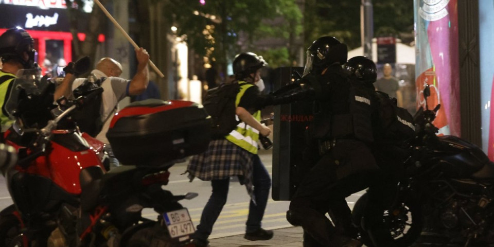Blokaderi besni jer ih "tviteraši" nisu podržali! Toliko ih boli broj ljudi na Slaviji (FOTO)