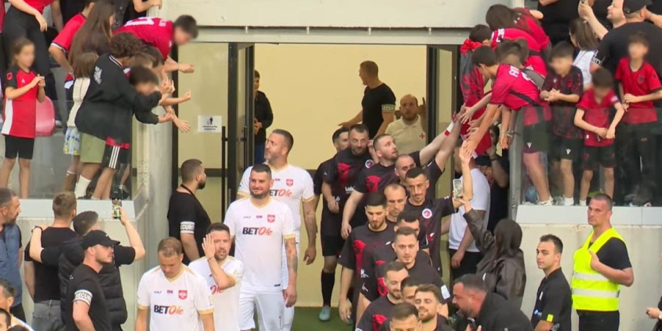 Sramna provokacija u Albaniji! Deca pokazala srednji prst "orlovima", pa dobila osmeh i lekciju