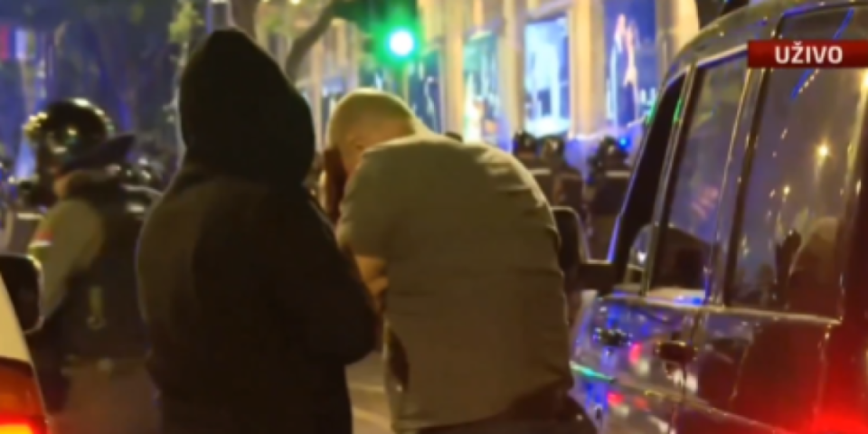 Uznemirijuće scene! Osvanuo snimak policajca kome su blokaderi razbili glavu (VIDEO)