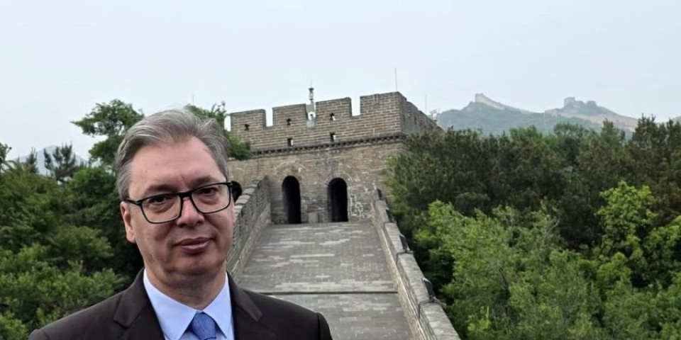 Kolce na Kineskom zidu! Vučić u Pekingu: Dođite u Srbiju, mi volimo kineski narod (VIDEO)