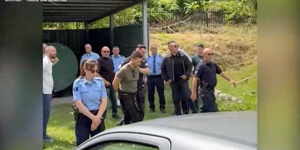 Pušteni uz prekršajne prijave: Mladiće privela Kurtijeva policija zato što su na KiM slikali sa srpskom zastavom