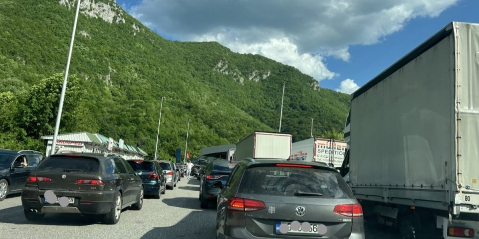 Kolaps na granici sa Crnom Gorom: Formirana kilometarska kolona, šleperi blokirali traku, saobraćaj potpuno paralisan!