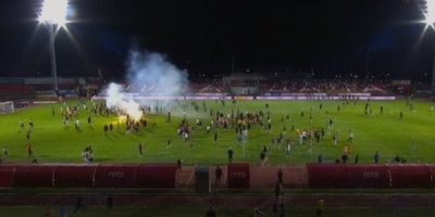 Potpuni metež u Kragujevcu: Navijači Radničkog napali igrače - Uprkos opstanku u Superligi (VIDEO)