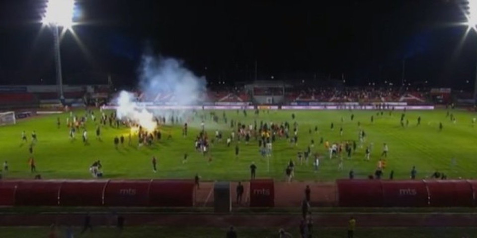 Ne zna se ko koga bije, sevaju pesnice, huligani kaišem tukli fudbalera: Užasne scene iz Kragujevca (VIDEO)