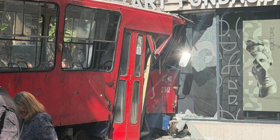 Jezive slike nesreće na Dorćolu: Tramvaj uništen, više putnika povređeno (FOTO)