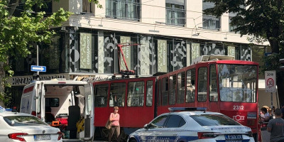Horor usred Beograda! Tramvaj se zakucao u zgradu gde živi Tamara Milutinović sa mužem i ćerkom
