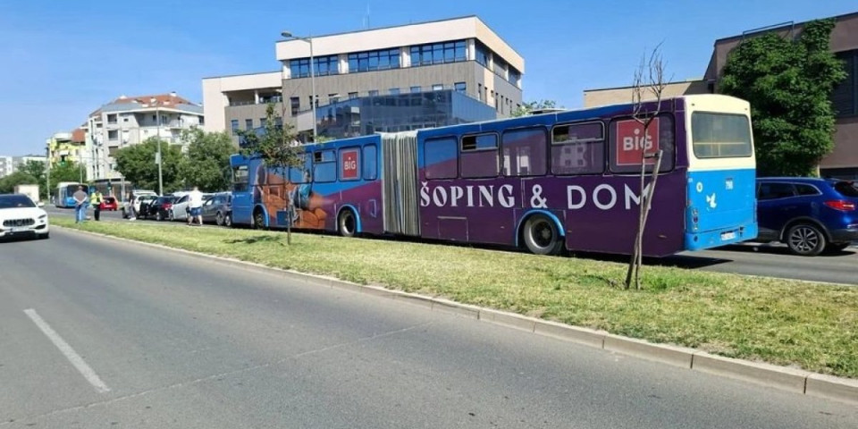 Drama u Novom Sadu: Vozaču autobusa otkazale kočnice pa izazvao lančani sudar (FOTO)