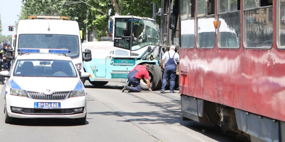 Jezive slike nesreće na Dorćolu: Tramvaj uništen, više putnika povređeno (FOTO/VIDEO)
