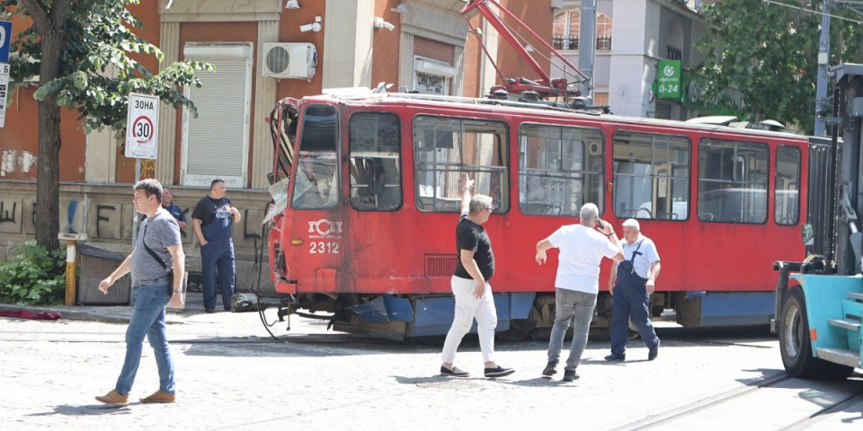 Hitno se oglasilo tužilaštvo: Poznat uzrok nezgode u kojoj je tramvaj iskočio iz šina (FOTO/VIDEO)