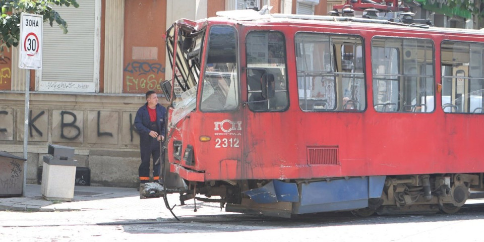 Jezive slike nesreće na Dorćolu: Tramvaj uništen, više putnika povređeno (FOTO/VIDEO)