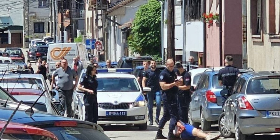 Pucnjava u centru Prokuplja: Jedna osoba ranjena - Nakon svađe ga pištoljem pogodio u glavu (FOTO)