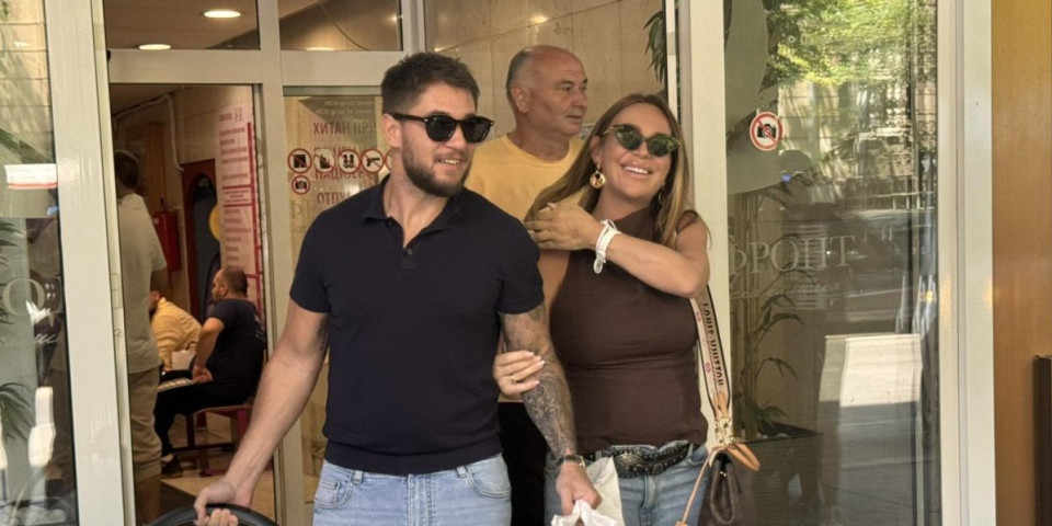Iva kao da nije bila trudna: Pozirala ispred Narodnog frionta i zabezeknula narod - Kakva "riba" od mame!