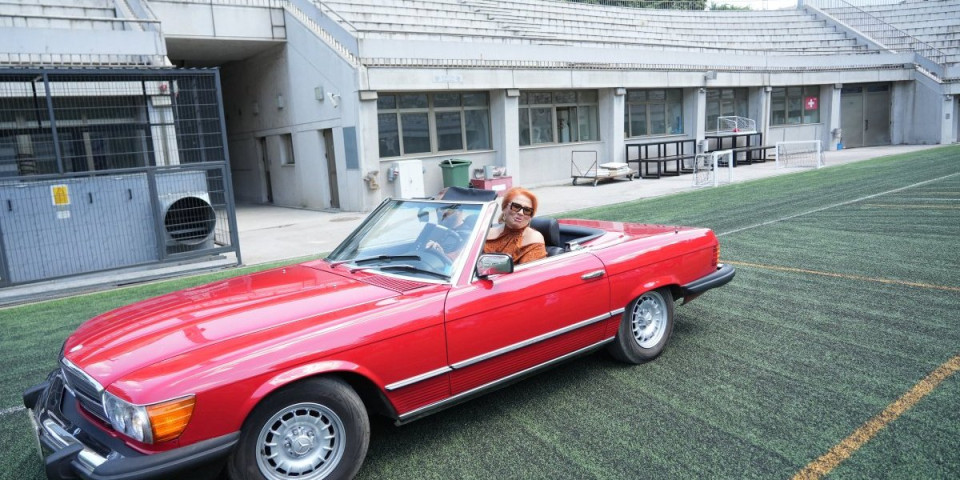 Ćana uletela na Tašmajdan oldtajmerom! Pevačica ponovo oduševila javnost (FOTO/VIDEO)