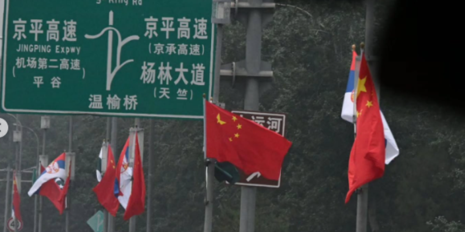 Peking u srpskim bojama! Zastave Srbije i Kine svuda po ulicama zbog Vučićeve posete (FOTO)