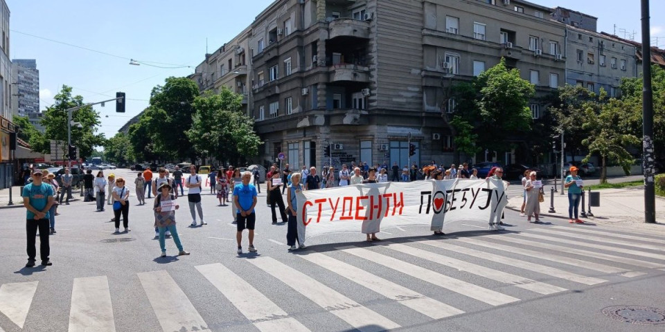 "Ide neka pesma, gledam u čudu..." Blokaderi totalno prolupali, ništa im nije sveto: Nakon dece i životinja sad politizuju i svadbe?!