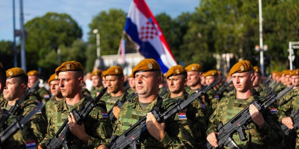 Nije ni čudo što nas se plaše! Ljudi, pogledajte šta se dešava u hrvatskoj vojsci - Zakukala majka jednog vojnika: "Zvali su me da dođem..."