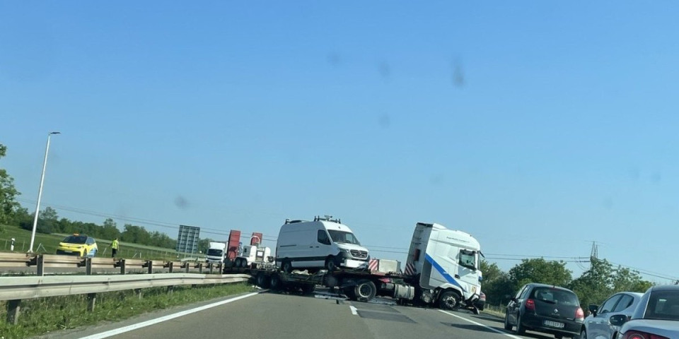 Kamion se poprečio, haos na auto-putu: Teretnjak probio zaštitnu ogradu, pa završio u suprotnoj traci (FOTO/VIDEO)