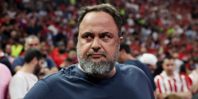 Pljuvanje, šamar, psovke... Gazda Olimpijakosa udario političara, pa dobio batine (VIDEO)