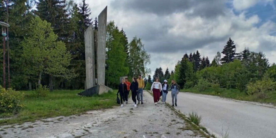 Zablistala Jabuka: Preko 100 volontera Čačka i Prijepolja učinilo veliku stvar u kompleksu "Boško Buha"