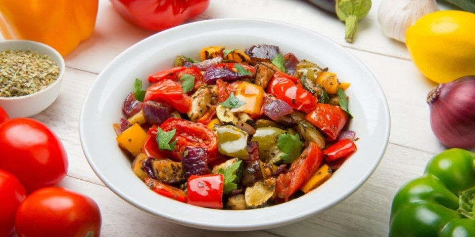 Moravska salata po kafanskom receptu: Savršen prilog koji osvaja pikantnim ukusom