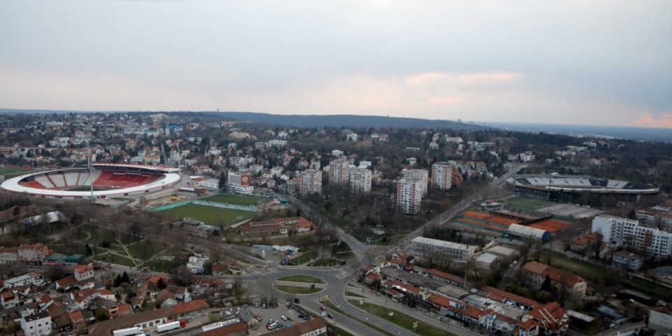 Šok na Dedinju! Prolaznici gledaju i ne veruju šta vide (VIDEO)