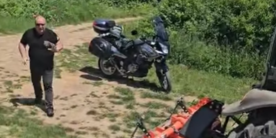 Vladica ih mota kao kablove: Ruke u ranama, ali ne odustaje (VIDEO)
