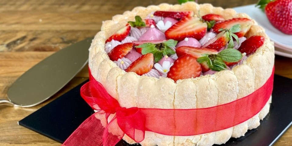 Šarlota torta sa jagodama: Izgledom i ukusom obara sa nogu, a spremna je začas