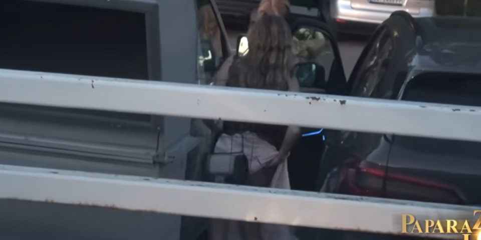 Kad tangice žuljaju ne bira se mesto! Sofija digla haljinu, pa zavukla ruku i razmakla gaće - Kamera snimila intimu