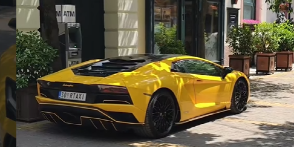 Lamborgini "zalutao" u pešačkoj zoni: Svi zanemeli  (VIDEO)