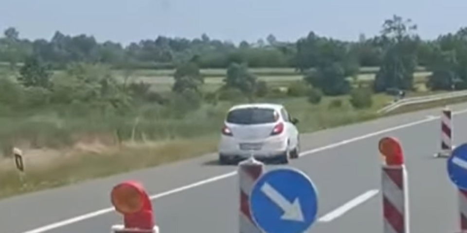 U sekundi sačuvao živu glavu: Vozač "opela" ušao u suprotan smer - Jedva se izvukao (VIDEO)
