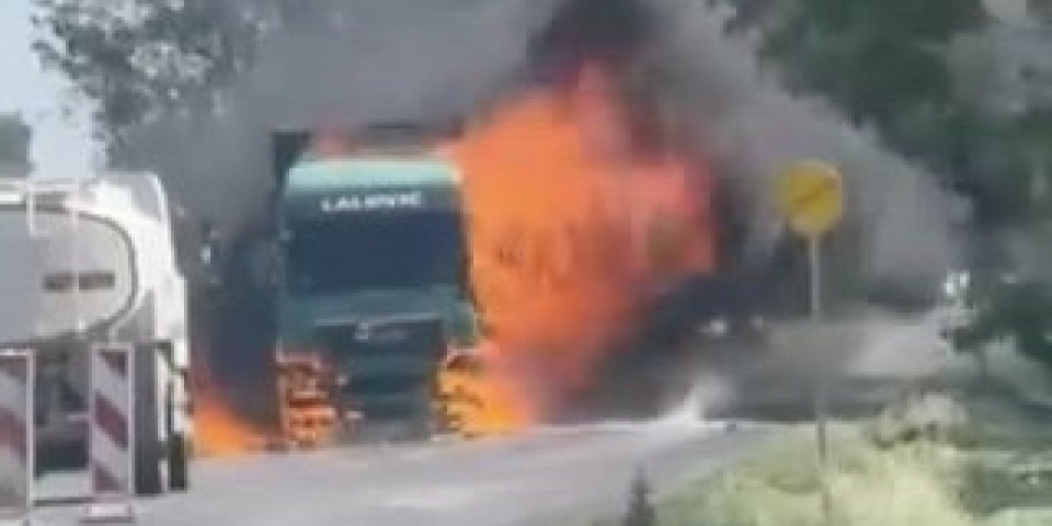 Crni dim okovao put kod Sivca: Zapalio se šleper, vozači šokirani prizorom (FOTO/VIDEO)