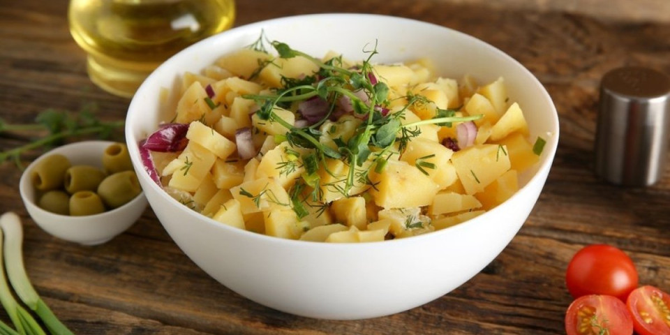 Marinirana salata od mladih krompirića: Osvežavajući prilog pikantnog ukusa