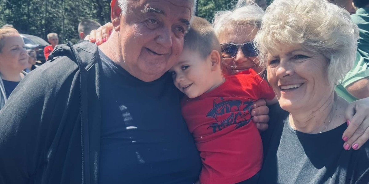 Mali Momčilo sa bakom i dekom 